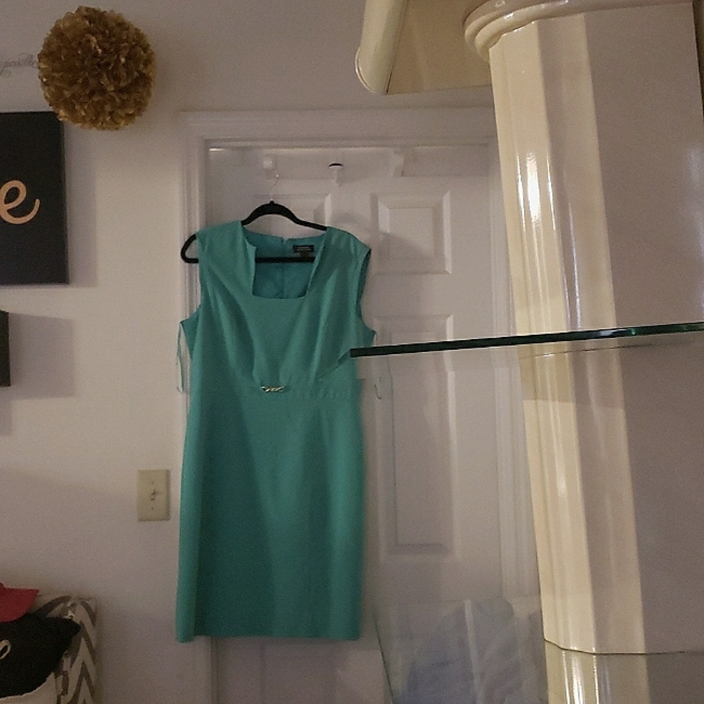 Tahari Square neckline Super cute minty green!